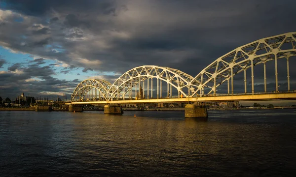 Widok na most w Rydze — Zdjęcie stockowe