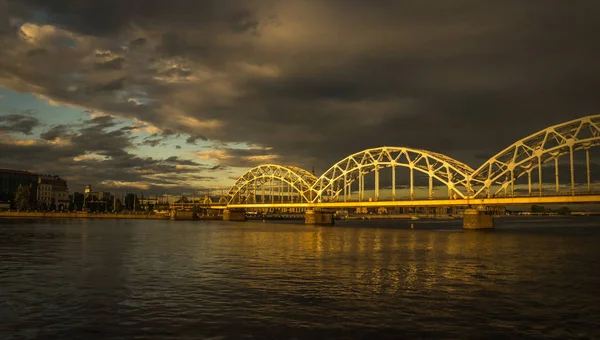 Widok na most w Rydze — Zdjęcie stockowe