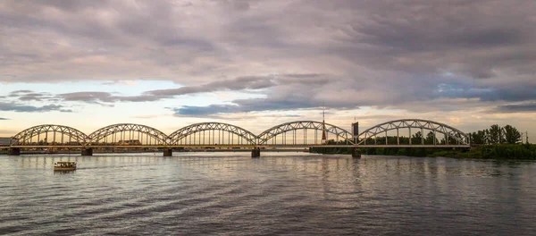 Utsikt över en bro i Riga city — Stockfoto