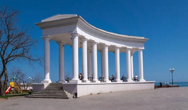 Colonnade en la ciudad de Chernomorsk — Foto de Stock