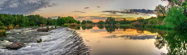 Вид на плотину на реке на закате — стоковое фото