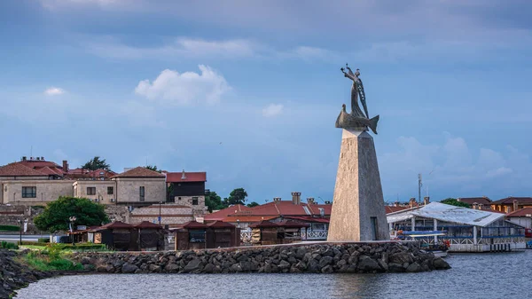 Monument voor Sint Nicolaas in Nessebar, Bulgarije — Stockfoto