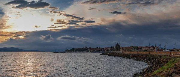 Dawn over de oude stad van Nessebar, Bulgarije — Stockfoto