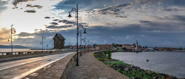 Дорога к старому городу Несебр в Болгарии — стоковое фото