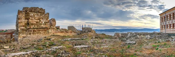 Fortress wall and tower in Nessebar, Bulgária — Fotografia de Stock