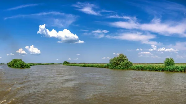 Río Danubio cerca del pueblo de Vilkovo, Ucrania — Foto de Stock