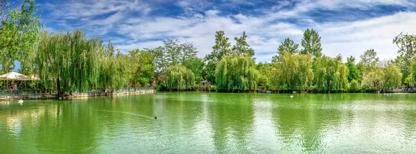 Bulgaristan 'ın başkenti Ravadinovo Kalesi' nde göl — Stok fotoğraf