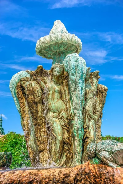 Fontaine dans le château de Ravadinovo, Bulgarie — Photo