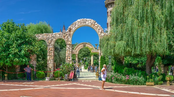 Дуговые ворота в парке Равадиновского замка, Болгария — стоковое фото
