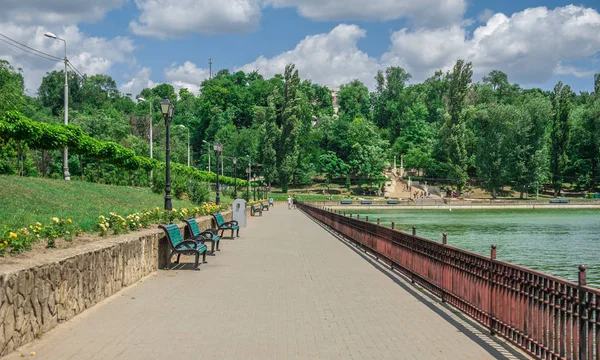 Embankment of Valea Morilor Lake em Chisinau, Moldávia — Fotografia de Stock