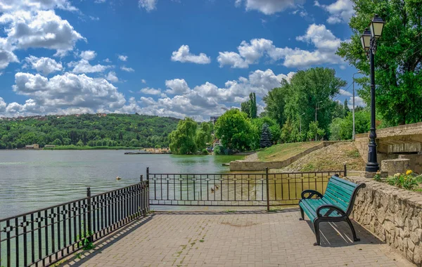 Embankment of Valea Morilor Lake em Chisinau, Moldávia — Fotografia de Stock