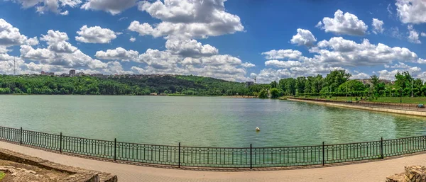 Nábřeží jezera Valea Morilor v Kišiněvě, Moldavsko — Stock fotografie