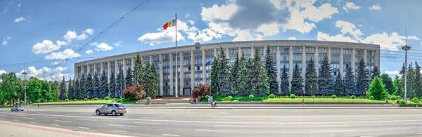 Дом Правительства в Кишиневе, Молдова — стоковое фото