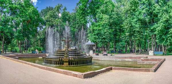 Szökőkút Chisinau Central Park, Moldova — Stock Fotó