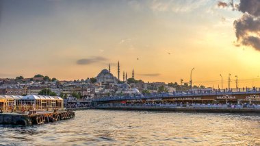 Eminonu Meydanı ve İstanbul, Türkiye 'deki Galata köprüsü