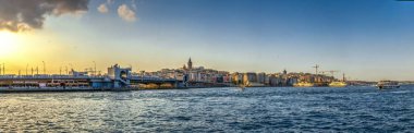 Eminonu Meydanı ve İstanbul, Türkiye 'deki Galata köprüsü