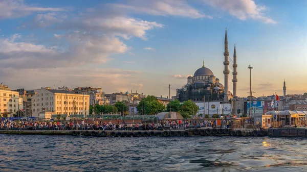 Plaza Eminonu y puente Galata en Estambul, Turquía —  Fotos de Stock