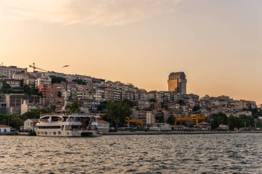 Güneş batarken Boğaz 'ın sağ kıyısında.