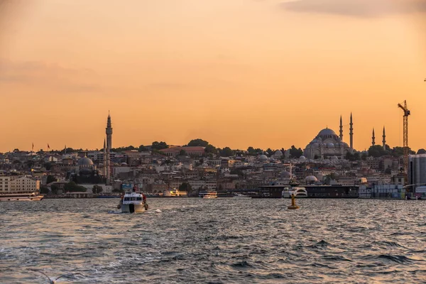 Gün batımında İstanbul 'un panoramik manzarası