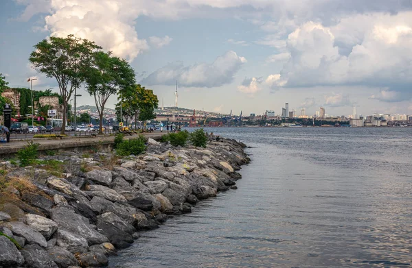 De dijk van Bosporus in Istanbul, Turkije — Stockfoto