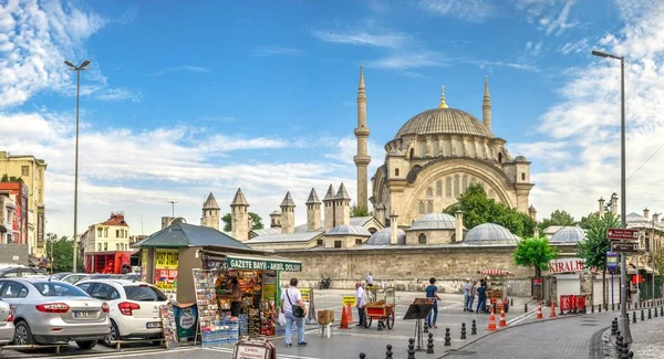 Mesquita Nuruosmaniye em Istambul, Turquia — Fotografia de Stock