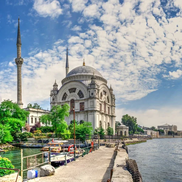 Dolmabahce mecset, Isztambul, Törökország — Stock Fotó