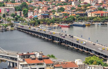 İstanbul kenti ve Türkiye 'deki Atatürk Köprüsü' nün üst manzarası