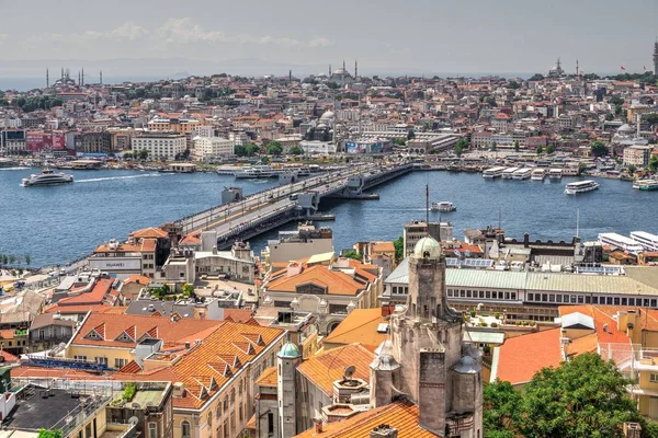Vista dall'alto della città di Istanbul e del ponte di Galata in Turchia — Foto Stock