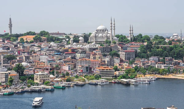 Vista superior da cidade de Istambul e doca para viagens de Bósforo na Turquia — Fotografia de Stock