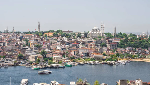 Vista superior da cidade de Istambul e doca para viagens de Bósforo na Turquia — Fotografia de Stock