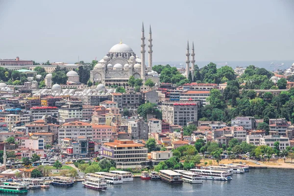 Vista superior de la ciudad de Estambul y muelle para viajes en el Bósforo en Turquía —  Fotos de Stock