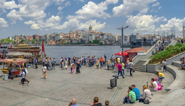 Türkiye 'nin İstanbul kentindeki Galata köprüsü yakınlarındaki set
