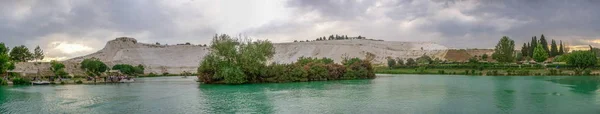 Jezero a hora ve vesnici Pamukkale, Turecko — Stock fotografie