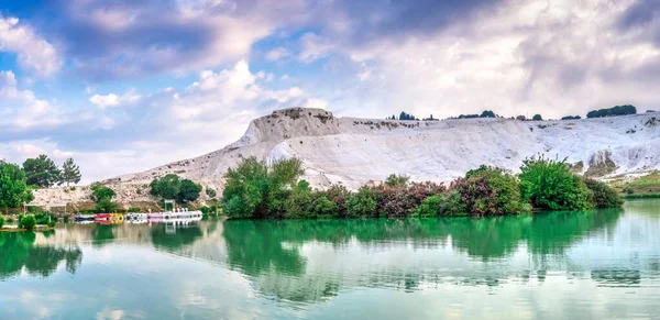 Lago e montanha em Pamukkale Village, Turquia — Fotografia de Stock