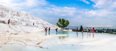 Türkiye 'de Pamukkale tepesine tırmanan insanlar
