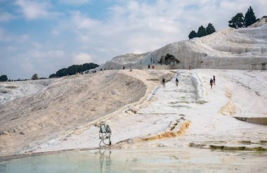 Türkiye 'de Pamukkale tepesine tırmanan insanlar