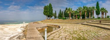 Türkiye 'deki Pamukkale Dağı' nın tepesinde gözlem güvertesi