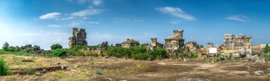 Türkiye 'nin Pamukkale kentindeki antik Hierapolis kentinin kalıntıları, güneşli bir yaz gününde
