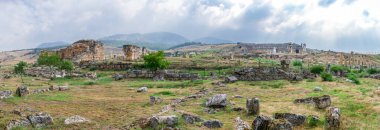 Türkiye 'nin Pamukkale kentindeki antik Hierapolis kentinin kalıntıları, güneşli bir yaz gününde