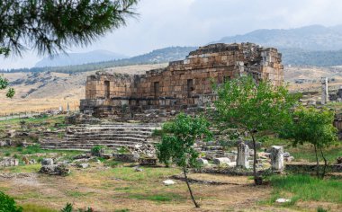 Türkiye 'nin Pamukkale kentindeki antik Hierapolis kentinin kalıntıları, güneşli bir yaz gününde