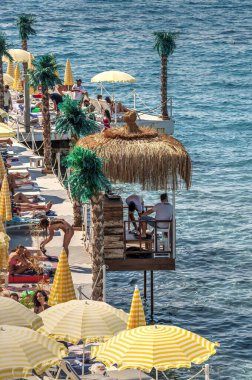 Kusadasi, Türkiye - 07.16.2019. Aydın 'ın Kusadasi ilçesinde güneşli bir yaz gününde güzel bayanlar plajı
