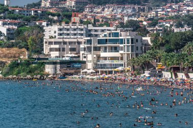 Kusadasi, Türkiye - 07.16.2019. Aydın 'ın Kusadasi ilçesinde güneşli bir yaz gününde güzel bayanlar plajı