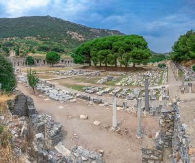 Güneşli bir yaz gününde antik Efes şehrinin kalıntıları.