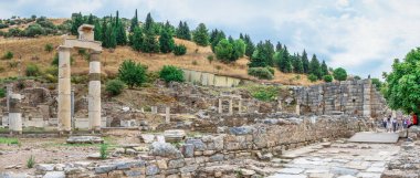 Efes, Türkiye - 07.17.2019. Güneşli bir yaz gününde antik Efes şehrinin kalıntıları.