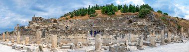 Efes, Türkiye - 07.17.2019. Güneşli bir yaz gününde antik Efes şehrinin kalıntıları.
