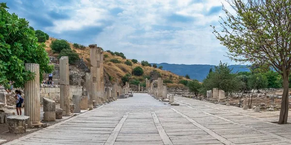 土耳其以弗所 2019 阳光明媚的夏天 以弗所古城的大理石路被毁 — 图库照片