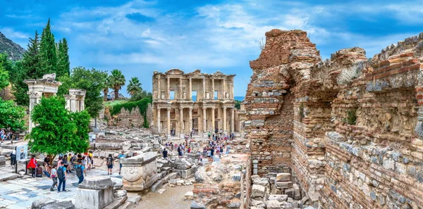 Efes, Türkiye - 07.17.2019. Güneşli bir yaz gününde antik Efes şehrinin kalıntıları.