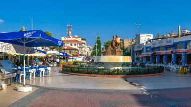 Kusadasi, Türkiye - 07.18.2019. Güneşli bir yaz gününde Aydın 'ın Kusadasi tatil köyü