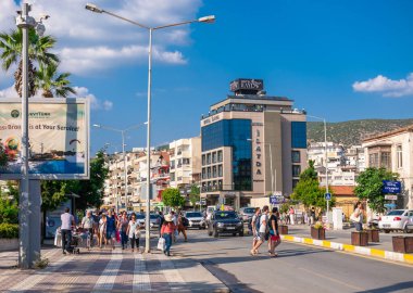 Kusadasi, Türkiye - 07.18.2019. Güneşli bir yaz gününde Aydın 'ın Kusadasi tatil köyü