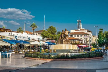 Kusadasi, Türkiye - 07.18.2019. Güneşli bir yaz gününde Aydın 'ın Kusadasi tatil köyü